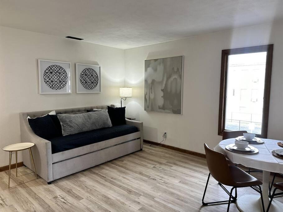 Capital Suite On 6Th Street - King Bed / Downtown! สปริงฟิลด์ ภายนอก รูปภาพ