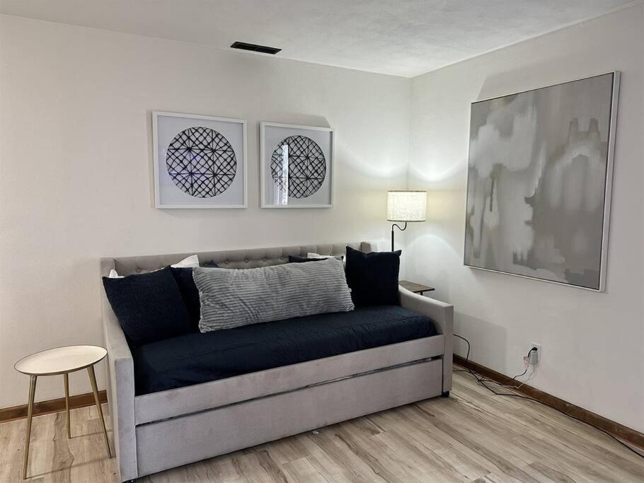 Capital Suite On 6Th Street - King Bed / Downtown! สปริงฟิลด์ ภายนอก รูปภาพ